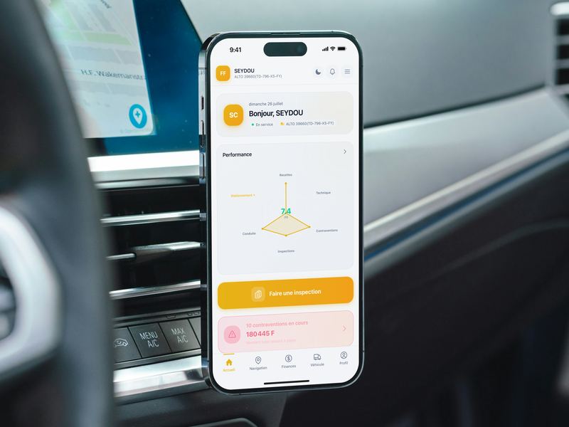 Écran d'accueil de l'application chauffeur FalahFleet sur un iPhone fixé au tableau de bord d'une voiture