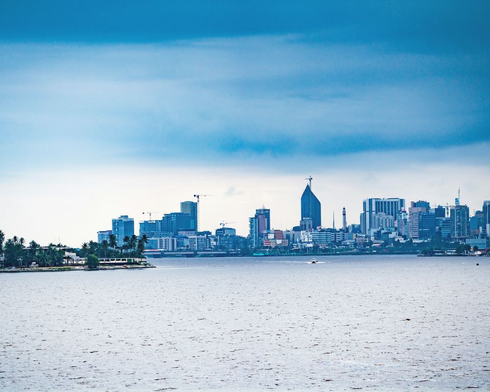 Le quartier d'affaires du Plateau, à Abidjan, vu depuis la lagune Ébrié