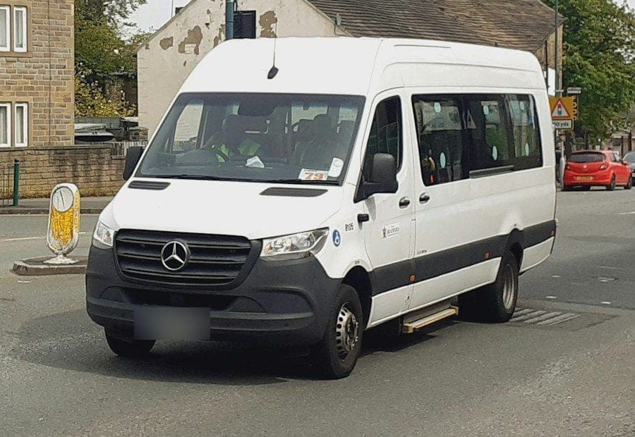 Minibus blanc en circulation