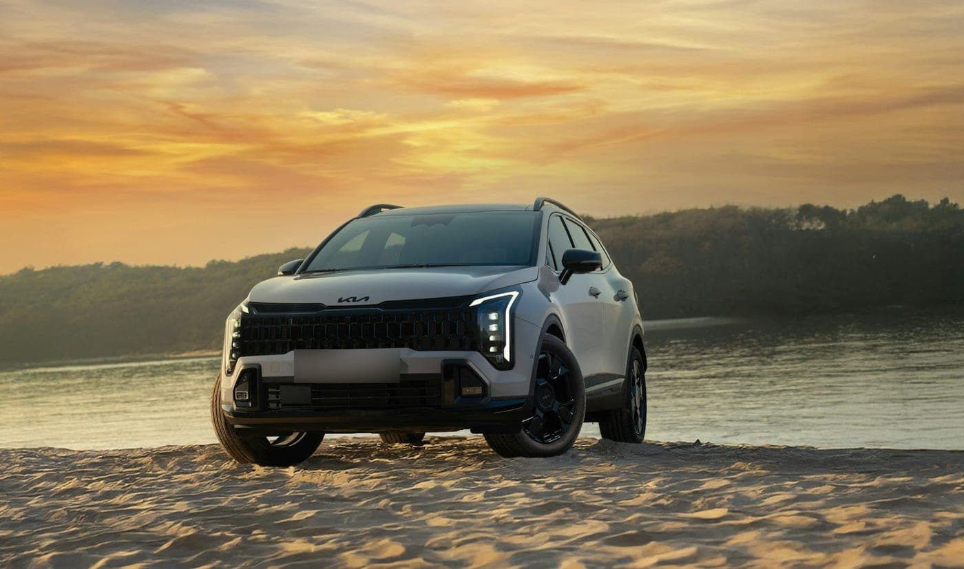 SUV Kia Sportage au coucher du soleil