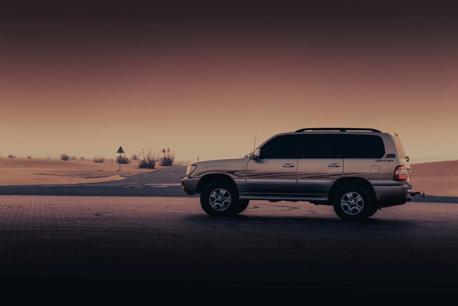 Toyota Land Cruiser garé au crépuscule