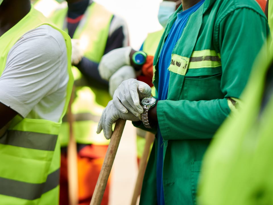 Équipe en gilets haute visibilité et gants de travail