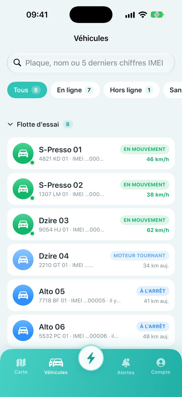 Vos véhicules par état : en mouvement, moteur tournant, à l'arrêt — avec la vitesse ou les kilomètres du jour.